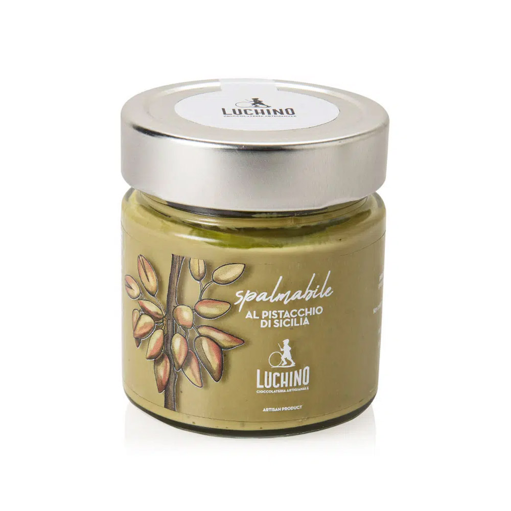 Luchino Crema Spalmabile al Pistacchio di Sicilia è una coccola dal sapore autentico, nata dal cuore dell’isola. Luchino seleziona solo pistacchi siciliani di qualità, raccolti nelle zone più vocate della Sicilia centrale, dove il sole e la terra vulcanica ne esaltano dolcezza e profumo. La ricetta è semplice e genuina: il 45% di pistacchi, latte, olio extravergine d’oliva e nessun olio di palma. Una crema morbida e vellutata che unisce gusto e benessere, ricca di vitamine del gruppo B, di grassi buoni come Omega-6 e acido oleico, e di aminoacidi preziosi. Ogni cucchiaio è un viaggio in Sicilia, tra aromi intensi e piacere genuino.