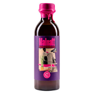 Malnatt Aperitivo Alternativo V.M. 18, realizzato artigianalmente da Opificio Cattaneo, è un liquore consigliato per dare un tocco piccante all'aperitivo. Dal gusto sorprendente, è realizzato con succo bio 100% di melograno e infusioni di zenzero, limone e radici. È perfetto per realizzare uno spritz artigianale o da utilizzare in miscelazione per dare un tocco unico ai grandi classici dell'aperitivo o per creare nuovi cocktail. Ricettario: "Il Malnatt" Ingredienti: 5 cl di Malnatt, acqua tonica, ghiaccio, fetta di limone come guarnizione. "Spritz Malnatt"Ingredienti: 5 cl di Malnatt, 10 cl bollicine, ghiaccio (non aggiungere seltz). "Malnatt" fa parte della linea Aperitivi di Opificio Cattaneo, una serie di bottiglie accattivanti e divertenti. Le ricette e gli abbinamenti originali tra le varie botaniche, rendono questi liquori estremamente innovativi e moderni, rivolgendo comunque uno sguardo verso la tradizione liquoristica artigianale italiana.
