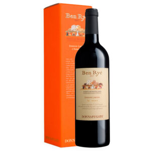 Donnafugata Ben Ryé 2017 Passito di Pantelleria DOC Edizione Limitata e Numerata ha un colore giallo dorato con intensi riflessi ambrati. È un vino dal bouquet intenso e straordinariamente ricco di accattivanti sfaccettature. Alle tipiche note fruttate di albicocca, pesca gialla, scorza di arancia candita e uva passa, si aggiungono innumerevoli nuances date dal lungo affinamento in bottiglia: le note di fichi, datteri e carruba si intrecciano a sentori di miele di castagno ed erbe aromatiche. Al palato ha una perfetta corrispondenza gusto-olfattiva e l'ottima spalla acida bilancia perfettamente la componente dolce, donando a questo vino un'altissima espressione di eleganza e personalità. L'assaggio è infine caratterizzato da una nitida e lunghissima persistenza. La sua struttura e complessità, nonché l’elevato residuo zuccherino, lo rendono un vino estremamente longevo, che può riposare in cantina anche per oltre 20 anni.-Sono solo 3.717 di Ben Ryé 2017 che Donnafugata ha scelto di affinare più a lungo nelle cantine storiche di famiglia, dando vita a questa Edizione Limitata e Numerata, dedicata agli appassionati e ai collezionisti. Si è voluto celebrare la personalità unica del Ben Ryé, "Figlio del Vento", vino icona della viticoltura eroica e del fare artigianale della tenuta Donnafugata. Un vino che dimostra la sua longevità e dispiega tutta la sua straordinaria eleganza attraverso la freschezza e la complessità esaltate dal lungo affinamento. Bottiglia 0,75L numerata con astuccio regalo in cartotecnica.