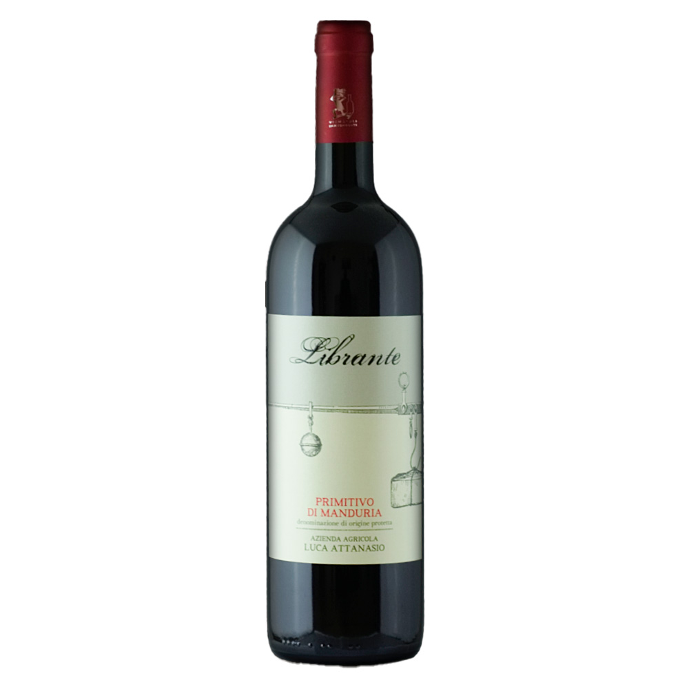 Luca Attanasio Librante Primitivo di Manduria DOP si presenta con un bel colore rosso rubino molto intenso e tendente al granato. Al naso spiccano profumi tipici di frutta rossa, frutti di bosco, fichi e cioccolato, il tutto con un piacevole sottofondo speziato. Al palato risulta essere un Primitivo con un grande carattere, rigoroso ed imponente, particolarmente caldo e profondo, con ritorni aromatici avvolgenti. Il tannino risulta essere ben integrato, mentre la freschezza è perfettamente equilibrata. Chiude con un finale lungo ed una notevole persistenza. Il nome "Librante" fa riferimento alla libra, ossia la bilancia intesa come equità e giustizia, un concetto perfetto per rappresentare questo grande Primitivo di Manduria, un rosso equilibrato, ma con grande corpo e struttura. I grappoli di Primitivo per produrre il Librante provengono da viti di circa 70 anni di età allevate ad Alberello, così come vuole la tradizione. Dopo l'affinamento in piccole botti di rovere, durato circa un anno, si ottiene un grande vino del sud che regala le emozioni di un territorio ricco di storia.