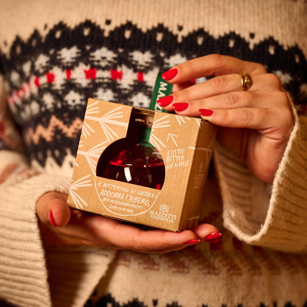 Mazzetti Pallina di Natale A Little Bitter for Xmas con Bitter Mazzetti - Pallina di Natale in vetro contenente 10 cl di Bitter Mazzetti, una fantastica idea regalo da utilizzare per addobbare l'albero.