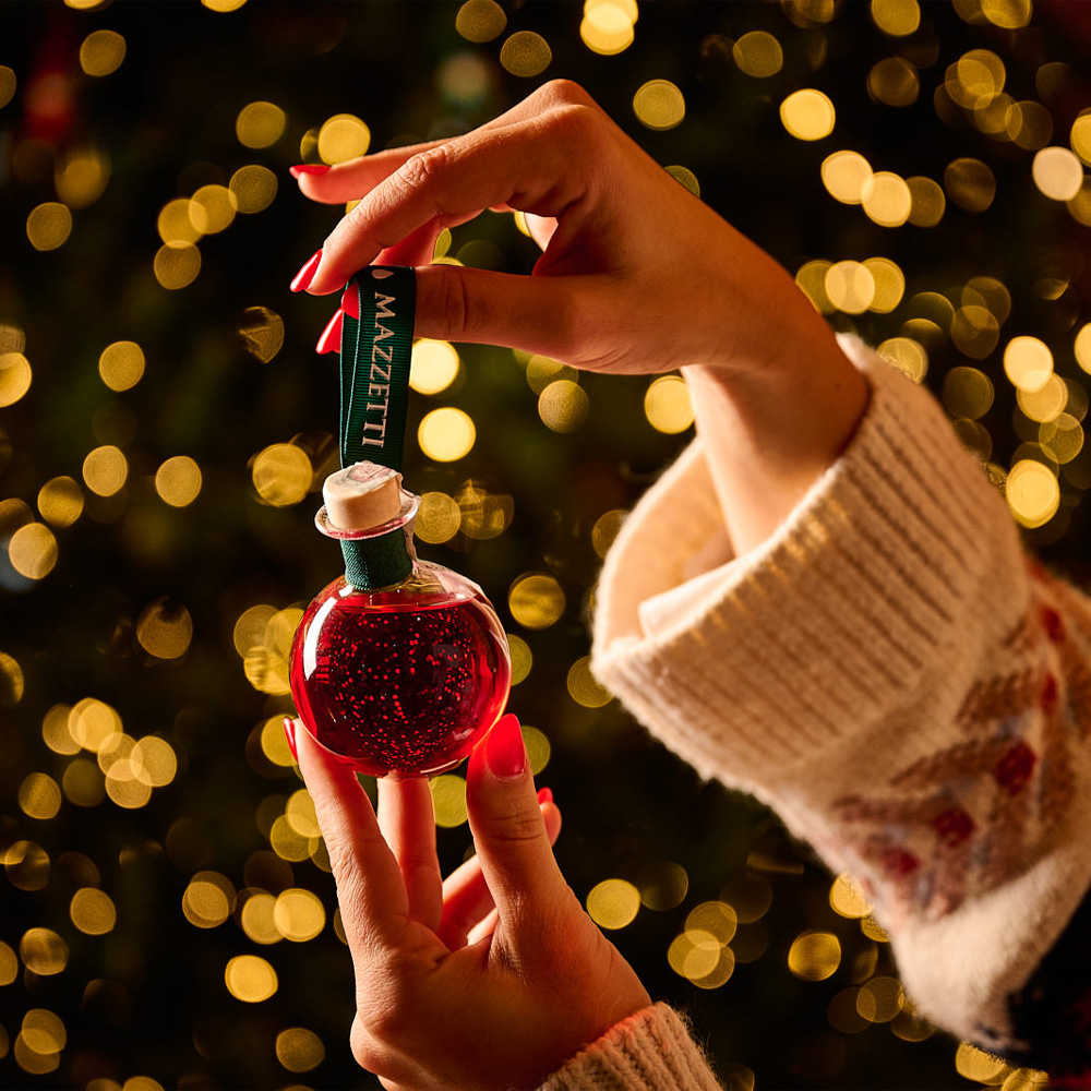 Mazzetti Pallina di Natale A Little Bitter for Xmas con Bitter Mazzetti - Pallina di Natale in vetro contenente 10 cl di Bitter Mazzetti, una fantastica idea regalo da utilizzare per addobbare l'albero.