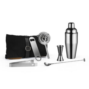 Mazzetti d'Altavilla Set Barman con Borsa da Viaggio è un affascinante kit che comprende tutti gli accessori professionali da barman, indispensabili per la preparazione dei cocktail più disparati! Sono realizzati in acciaio inox e di ottima fattura, ordinati su un'elegante Borsa da Viaggio portatile personalizzata Mazzetti. Contiene tutto l'occorrente per improvvisarsi barman a casa: Shaker da 550 ml, Filter, Stirring Spoon, Opener, Ice Clamp, Jigger 40/20 ml, Borsa da Viaggio in Nylon con cinturino in ecopelle.