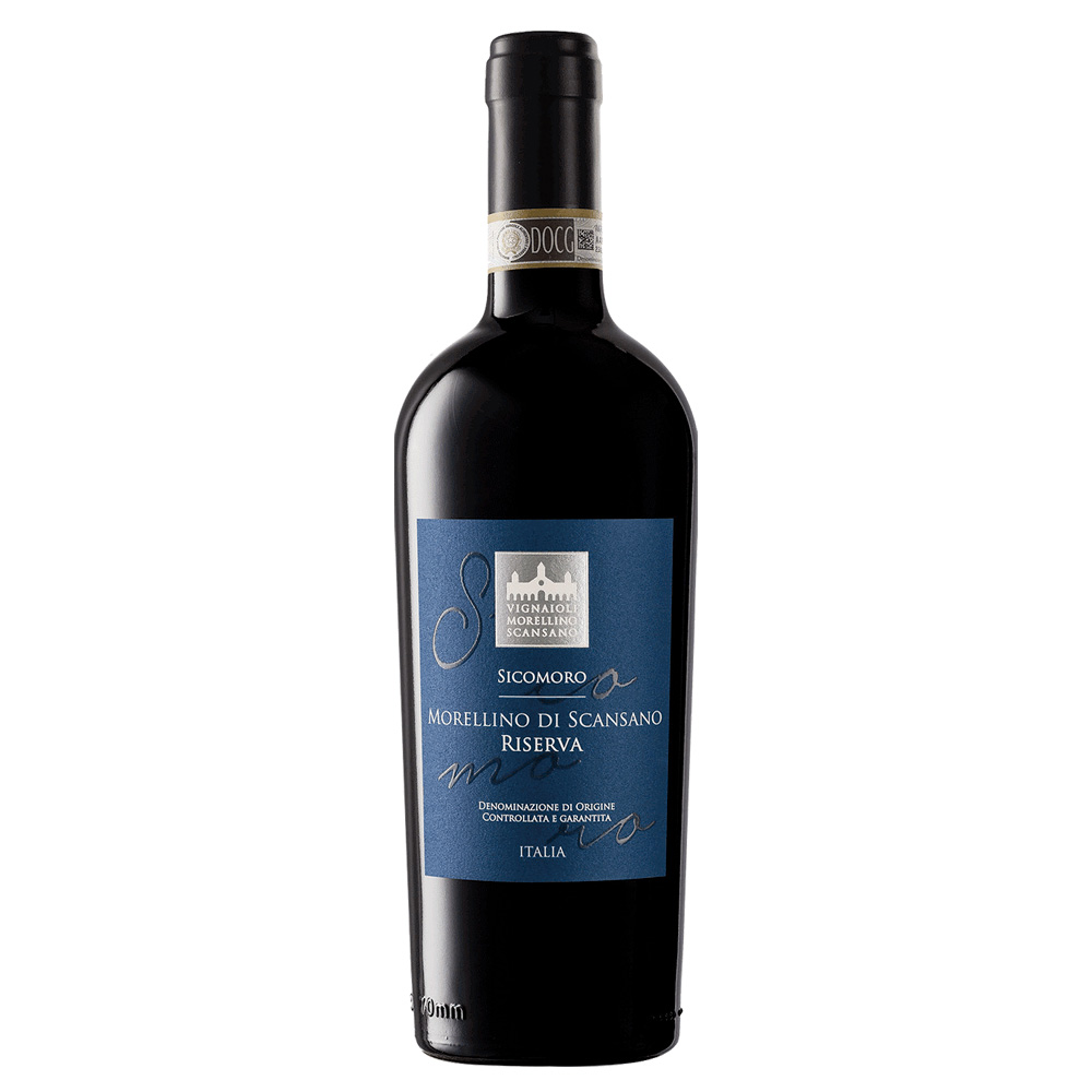 Cantina Vignaioli di Scansano Sicomoro Morellino di Scansano DOCG Riserva si presenta con un colore rosso rubino concentrato. Al naso offre un bouquet ampio, caratterizzato da dolci note speziate e fruttate che ricordano la marasca, frutti di bosco, cannella e vaniglia. Al palato risulta pieno, secco e dotato di tannini possenti ma eleganti, bilanciati dal calore alcolico e dalla morbidezza. Chiude con un finale equilibrato e di lunga persistenza, con piacevoli ritorni fruttati e speziati. Sicomoro è la versione Riserva del Morellino di Scansano, prodotto dalla Cantina dei Vignaioli del Morellino, una società cooperativa composta da circa 170 soci conferitori. Ogni vigneto viene condotto con la massima cura e attenzione per garantire vini di altissima qualità. È ottenuto da uve Sangiovese in purezza, provenienti dai vigneti più vocati della Maremma. L'affinamento avviene in piccole botti per almeno 15 mesi, arricchendo così il bouquet e rendendone ancora più elegante l'assaggio. Un vino con un eccezionale rapporto qualità-prezzo. 