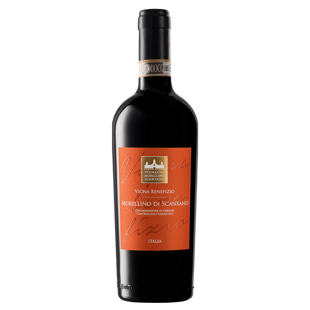 Cantina Vignaioli di Scansano Vigna Benefizio Morellino di Scansano DOCG si presenta con un colore rosso rubino pieno e luminoso. Al naso offre un bouquet ampio e variegato, contraddistinto da note di rose e confettura di frutti di bosco, a cui seguono sentori terziari di cacao e sottobosco. Piacevoli gli accenni speziati e la balsamicità sul fondo. Al palato risulta rotondo e secco, dotato di una buona struttura e un carattere ben definito grazie ai tannini rotondi e da una piacevole sapidità. Chiude con un finale equilibrato e di buona persistenza, che ripercorre i sentori percepiti all'olfatto. Vigna Benefizio Morellino di Scansano è prodotto dalla Cantina dei Vignaioli del Morellino, una società cooperativa composta da circa 170 soci conferitori. Ogni vigneto viene condotto con la massima cura e attenzione per garantire vini di altissima qualità. È ottenuto da uve Sangiovese in purezza, provenienti omonimo vigneto "Vigna Benefizio", estremamente vocato per il Sangiovese.L'affinamento avviene in botti di rovere per almeno 6 mesi, arricchendo così il bouquet e rendendone ancora più elegante l'assaggio. Un vino con un eccezionale rapporto qualità-prezzo.