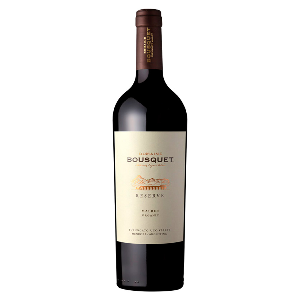 Domaine Bousquet Malbec Reserve si presenta con un colore rosso rubino intenso. Al naso spiccano note complesse di frutti rossi freschi, fragola, fiori e note vinose, ricordando sul finale anche il cioccolato. Al palato risulta un Malbec robusto, di grande struttura, con un tannino vibrante e una buona acidità. Nel complesso si tratta di un vino giovane, ma con dei buoni potenziali di invecchiamento. Chiude con un finale di ottima persistenza. I vini di Domaine Bousquet con indicazione "Reserve" provengono da vigneti con rese più basse, offrendo più complessità, buona tannicità e aromi più spiccati, mantenendo comunque un'eleganza straordinaria. Le vigne sono situate sulle colline delle Ande in Argentina (Tupungato, Valle de Uco), su terreni composti prevalentemente da ghiaia e sabbia. Vino Biologico