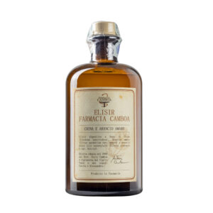L'Elisir China e Arancio Amaro è realizzato interamente nel laboratorio interno della storica Farmacia Camboa di Uggiano La Chiesa (Lecce). Da generazioni, Vanni, Alessandro e Carola Camboa tramandano con passione la tradizione di famiglia, mantenendo viva l’eredità trasmessa dal Dott. Uccio Camboa nel lontano 1948, per creare un prodotto unico e senza tempo. Le botaniche di questo Elisir digestivo sono China (Cinchona succirubra), Arancio Amaro (Citrus aurantium L. ssp. Amara) e olio essenziale di Arancio Dolce (Citrus sinensis L. var. Dulcis). Si presenta con un colore ambrato scuro, mentre al naso dominano indubbiamente l'arancia amara e le note legnose e amare della china. Al palato è morbido e deciso, con un corredo aromatico ampio e bilanciato tra le note agrumate dell'arancia amara e l'amaro della china. Il finale è lungo e persistente. Per la preparazione viene utilizzato pochissimo zucchero. La ricetta originale è stata ideata dal Dott. Uccio Camboa nel 1948, un vero e proprio alchimista che diede vita a preparazioni e formulazioni con lo scopo di donare beneficio, guarigione e sollievo ai pazienti. Tra la fine del Settecento e l'inizio dell'Ottocento gli Elisir a base di China venivano utilizzati per il trattamento della malaria, grazie alle proprietà febbrifughe e antimalariche della chinina, il principio attivo estratto dalla corteccia dell’albero di China.