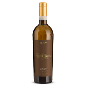 Gorgo Sub 27 Custoza DOC Riserva si presenta con un colore giallo dorato intenso e luminoso. Al naso spicca un correto aromatico complesso e ampio, che ricorda la pesca gialla e albicocca matura, frutta esotica, agrumi e rosa antica, con sbuffi dolci di vaniglia, pepe bianco ed erbe aromatiche. Al palato risulta di grande impatto, di grande struttura e particolarmente rotondo. Estremamente equilibrato, di buona freschezza e mineralità, preannunciando la sua volontà di sfidare il tempo. Chiude con un finale di lunga persistenza, con continui richiami minerali e fruttati. Il Custoza Riserva Sub 27, prodotto dalla cantina Gorgo nelle annate di indiscussa eccellenza, rimanda alla particella catastale di varietà Cortese che rappresenta un importante progetto di riconversione dei vigneti aziendali. La varietà gioca infatti un ruolo fondamentale in questa riserva, dove si fondono ricerca e tradizione. Questa versione di Custoza è infatti pensata per sbarcare sul mercato solo dopo un lungo affinamento in legno e bottiglia, sfatando i luoghi comuni ed esaltando una varietà autoctona rappresentativa del territorio. Risulta infatti essere un bianco di grandissima complessità e di vocazione gastronomica.Il tempo, soprattutto in questa versione "riserva", gli permetterà di evolvere, esprimendo con determinazione la piena struttura e le note minerali.