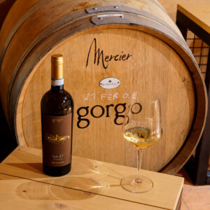 Gorgo Sub 27 Custoza DOC Riserva si presenta con un colore giallo dorato intenso e luminoso. Al naso spicca un correto aromatico complesso e ampio, che ricorda la pesca gialla e albicocca matura, frutta esotica, agrumi e rosa antica, con sbuffi dolci di vaniglia, pepe bianco ed erbe aromatiche. Al palato risulta di grande impatto, di grande struttura e particolarmente rotondo. Estremamente equilibrato, di buona freschezza e mineralità, preannunciando la sua volontà di sfidare il tempo. Chiude con un finale di lunga persistenza, con continui richiami minerali e fruttati. Il Custoza Riserva Sub 27, prodotto dalla cantina Gorgo nelle annate di indiscussa eccellenza, rimanda alla particella catastale di varietà Cortese che rappresenta un importante progetto di riconversione dei vigneti aziendali. La varietà gioca infatti un ruolo fondamentale in questa riserva, dove si fondono ricerca e tradizione. Questa versione di Custoza è infatti pensata per sbarcare sul mercato solo dopo un lungo affinamento in legno e bottiglia, sfatando i luoghi comuni ed esaltando una varietà autoctona rappresentativa del territorio. Risulta infatti essere un bianco di grandissima complessità e di vocazione gastronomica.Il tempo, soprattutto in questa versione "riserva", gli permetterà di evolvere, esprimendo con determinazione la piena struttura e le note minerali.