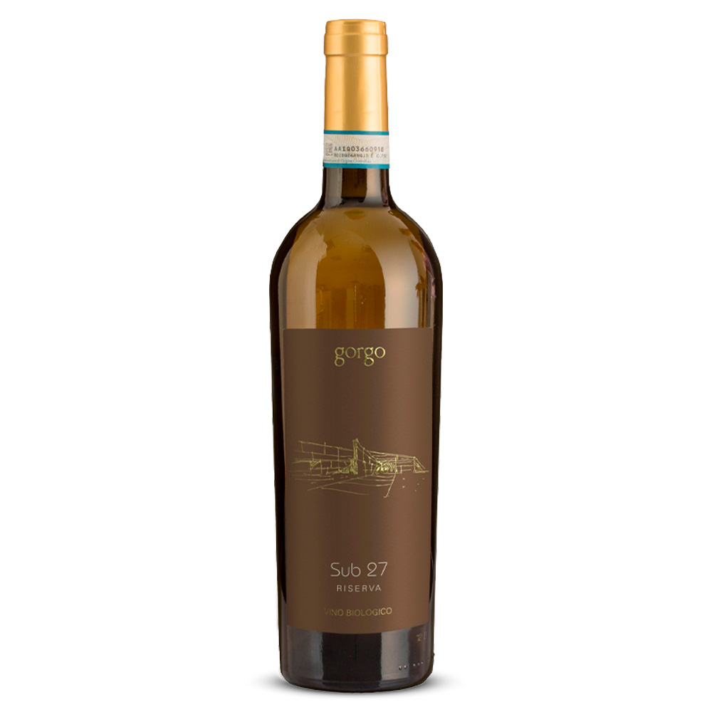 Gorgo Sub 27 Custoza DOC Riserva si presenta con un colore giallo dorato intenso e luminoso. Al naso spicca un correto aromatico complesso e ampio, che ricorda la pesca gialla e albicocca matura, frutta esotica, agrumi e rosa antica, con sbuffi dolci di vaniglia, pepe bianco ed erbe aromatiche. Al palato risulta di grande impatto, di grande struttura e particolarmente rotondo. Estremamente equilibrato, di buona freschezza e mineralità, preannunciando la sua volontà di sfidare il tempo. Chiude con un finale di lunga persistenza, con continui richiami minerali e fruttati. Il Custoza Riserva Sub 27, prodotto dalla cantina Gorgo nelle annate di indiscussa eccellenza, rimanda alla particella catastale di varietà Cortese che rappresenta un importante progetto di riconversione dei vigneti aziendali. La varietà gioca infatti un ruolo fondamentale in questa riserva, dove si fondono ricerca e tradizione. Questa versione di Custoza è infatti pensata per sbarcare sul mercato solo dopo un lungo affinamento in legno e bottiglia, sfatando i luoghi comuni ed esaltando una varietà autoctona rappresentativa del territorio. Risulta infatti essere un bianco di grandissima complessità e di vocazione gastronomica.Il tempo, soprattutto in questa versione "riserva", gli permetterà di evolvere, esprimendo con determinazione la piena struttura e le note minerali.