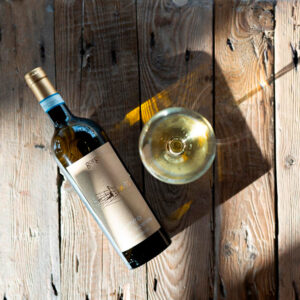 Gorgo Summa Custoza DOC Superiore si presenta con un colore giallo paglierino intenso tendente all'oro. Al naso spiccano profumi mediterranei che ricordano fiori d'arancio, rose e gelsomino, frutti tropicali maturi e pesca per evolvere poi verso una parte vanigliata. Al palato risulta ampio, vivace e particolarmente sapido e minerali, con una morbidezza sostenuta dalla freschezza. Di grande eleganza, chiude con un finale di ottima persistenza, con notevoli richiami aromatici, soprattutto di frutta tropicale. Il Custoza Superiore Summa, prodotto dalla cantina Gorgo, è un tributo ai vigneti storici aziendali siti in Sommacampagna, che interpretano ed esprimono con grande vigore tutte le caratteristiche del Custoza Superiore. La vendemmia è tardiva e si protrae verso la seconda settimana di Ottobre, per ottenere una maggiore maturazione fenolica, concentrando quindi zuccheri e aromi. Nasce da uve Garganega, Cortese (Bianca Fernanda) e altre varietà a bacca bianca consentite dal disciplinare, tutte coltivate in regime Biologico. Risulta infatti essere un bianco di buona complessità e di grande vocazione gastronomica, caratterizzato da continui richiami fruttati, sapidi e aromatici. Il tempo, soprattutto in questa versione "superiore", gli permetterà di evolvere, esprimendo con determinazione la piena struttura e le note minerali.