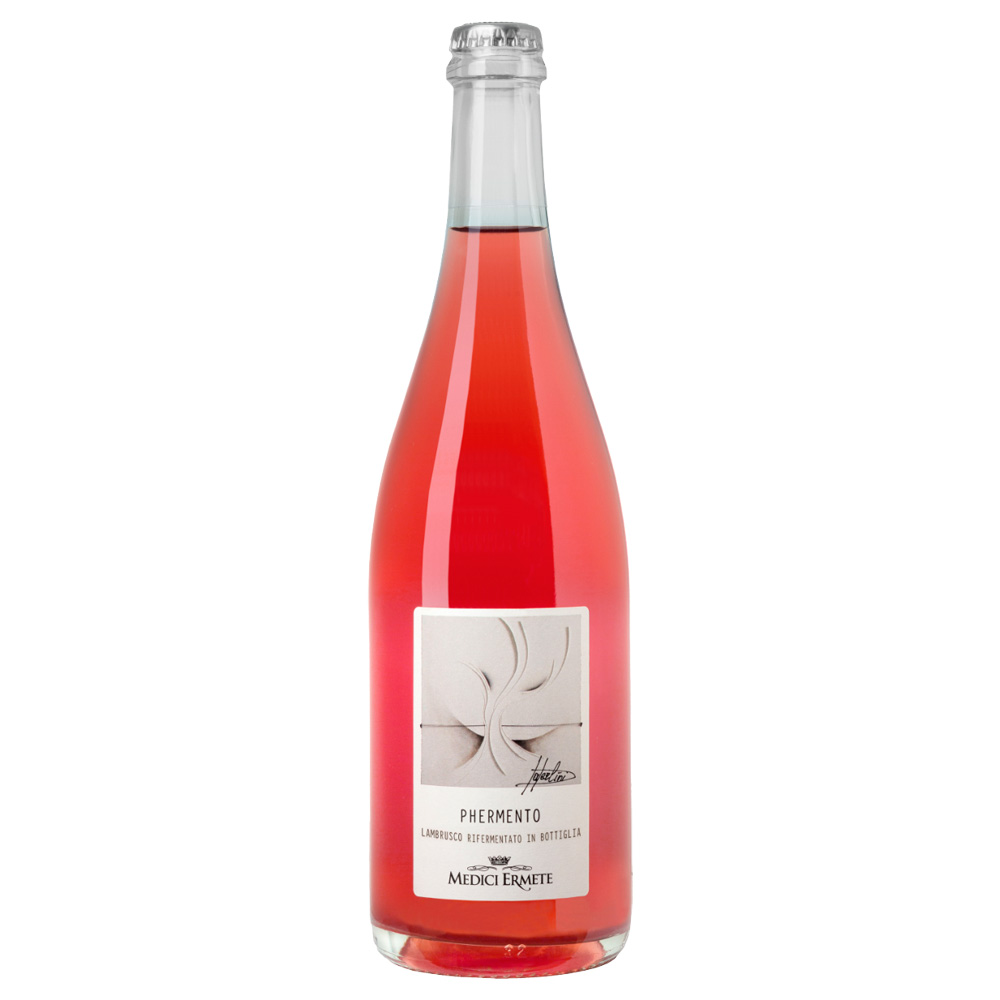 Medici Ermete Phermento Lambrusco di Sorbara DOC si presenta con un bellissimo colore rosa cerasuolo intenso, con una spuma fine e ariosa. La tonalità opaca è dovuta alla presenza dei lieviti. Al naso spiccano profumi fragranti su toni fruttati che ricordano il lampone e i frutti rossi, arricchiti da un leggero rimando alla crosta di pane fresco e alla pasticceria. Al palato risulta asciutto, fruttato e vibrante, con un corpo snello e vivace grazie alla sua freschezza. Chiude con un finale di buona persistenza, dando un piacevole senso di pulizia. Phermento di Medici Ermete è un Lambrusco di Sorbara DOC Secco ottenuto attraverso il metodo ancestrale, un processo di spumantizzazione che non prevede la sboccatura, lasciando quindi all'interno della bottiglia i lieviti residui. Le uve Lambrusco provengono dalla località Soliera (Modena), zona in cui il sottosuolo si presenta con una matrice sostanzialmente sabbiosa. Ne risulta un vino frizzante estremamente semplice e beverino dal colore rosa cerasuolo acceso molto invitante.Si caratterizza per l'ampia versatilità in cucina, soprattutto con fritture e salumi.