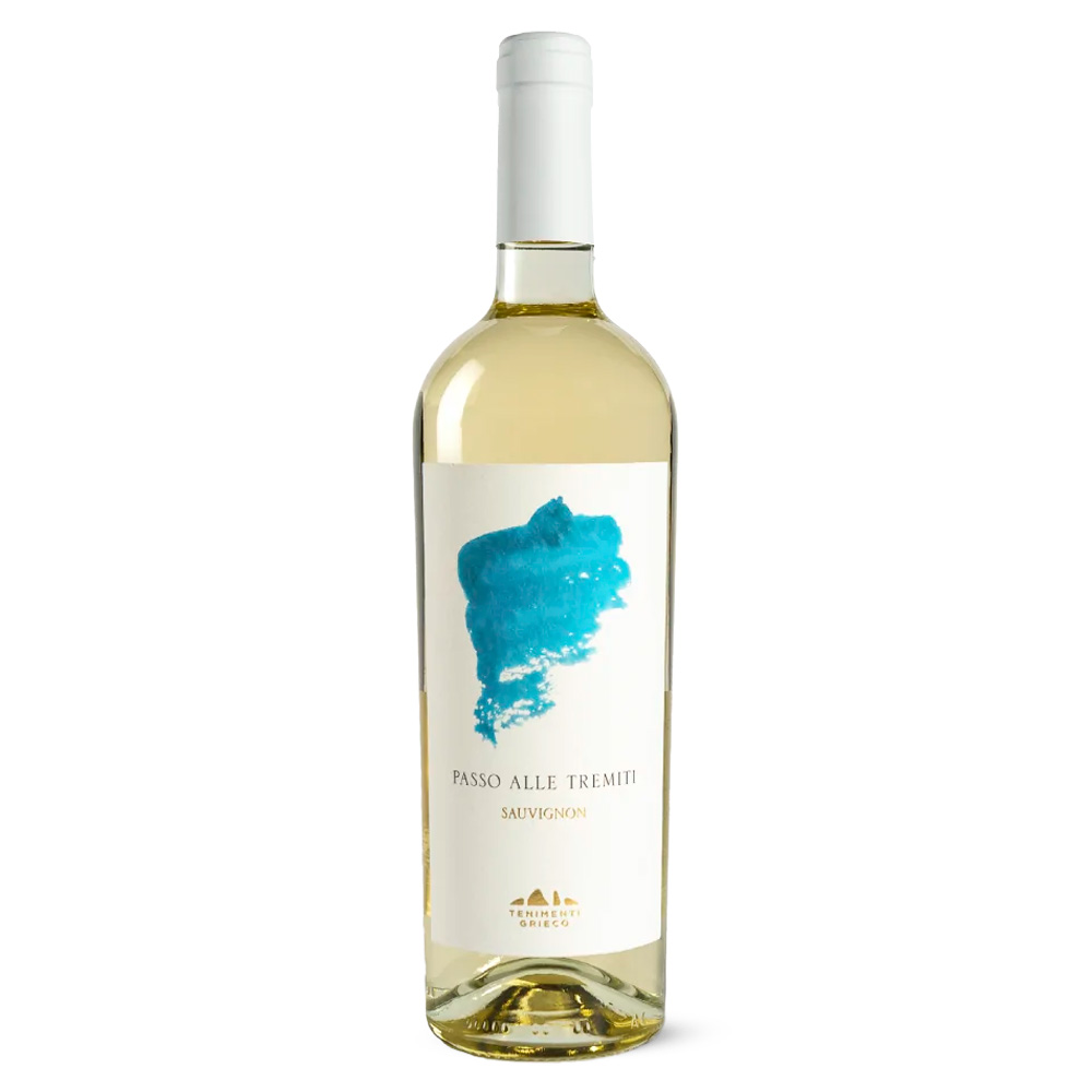Tenimenti Grieco Passo alle Tremiti Sauvignon Blanc Terre degli Osci IGT ha un colore giallo paglierino delicato con lievi riflessi tendenti al verdolino. Al naso spiccano le sue caratteristiche, con un netto sentore di pesca in apertura, accompagnato da litchi, ginestra e pompelmo, su sottofondo di fiori di bosso. Al palato si percepisce una piacevole freschezza, ben equilibrata dalla morbidezza avvolgente e dalla sapidità spiccata. Gradevoli i ritorni di pesca e frutti tropicali. Chiude con un finale di ottima persistenza gusto-olfattiva. Passo alle Tremiti sottolinea l'importanza della vicinanza del mare per i vigneti: qui, guardando il mare verso le Isole Tremiti, si ottengono uve particolarmente profumate, ricche di aromi fruttati e che donano una spiccata mineralità. Dai quattro vitigni che popolano queste colline nascono vini dotati di un'identità specifica ed inimitabile, derivante dalle componenti ambientali dominanti: sole, vento, mare e terra. Ottenuto da uve Sauvignon Blanc in purezza.