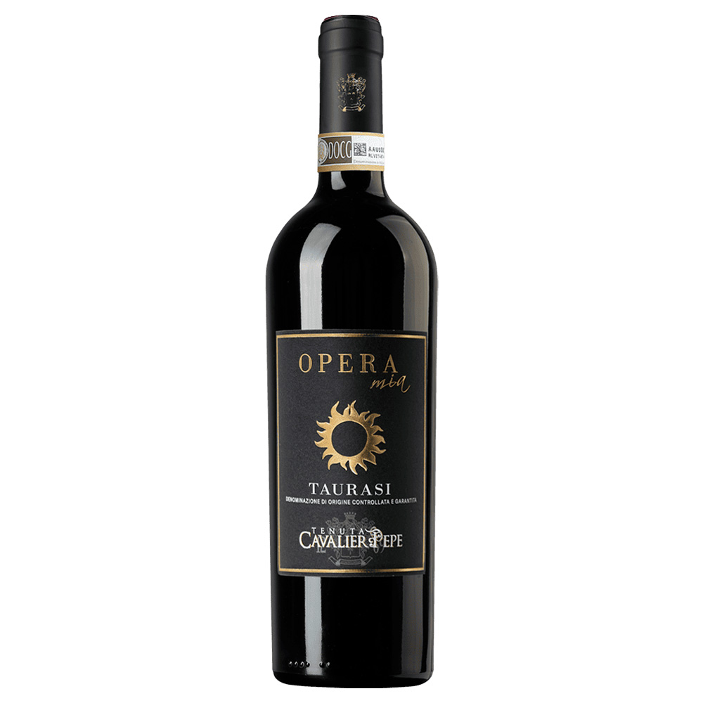Tenuta Cavalier Pepe Opera Mia Taurasi DOCG si presenta di colore rosso rubino intenso e profondo con riflessi granati. Al naso spicca una trama complessa di frutti rossi e frutti di bosco maturi, amarena e mirtillo, completandosi con note floreali di viola e rosa appassita. Seguono, sullo sfondo, note balsamiche e speziate che ricordano il caffè e il cioccolato. Al palato risulta complesso, ampio, equilibrato e di buona mineralità. La sua struttura è possente e viene sostenuta da una trama tannica fine ed elegante. Il sorso chiude con un finale intenso, richiamando tutte le note fruttate e speziate. Opera Mia Taurasi, prodotto dalla Tenuta Cavalier Pepe, è un vino rosso ottenuto da uve Aglianico in purezza provenienti dai cru aziendali Carazita, Pesano e Brussinera, situati sulle colline dei comuni di Luogosano e Sant'Angelo all'Esca (Avellino), territori estremamente vocati per la produzione del Taurasi DOCG. Il terreno, di natura argilloso-calcarea con elementi vulcanici, conferisce al vino particolari note minerali e sapide. Ne risulta un rosso di grande complessità e struttura, con elevato potenziale di invecchiamento.