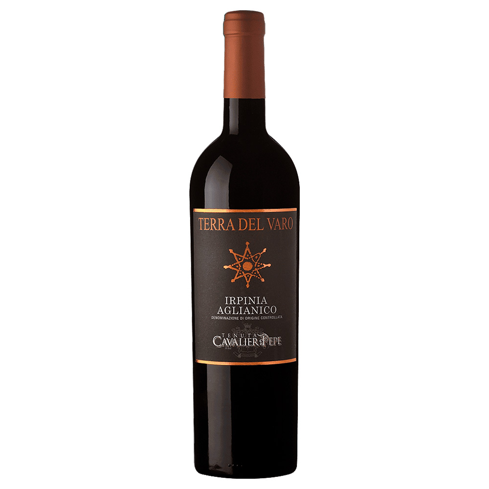 Tenuta Cavalier Pepe Terra del Varo Irpinia DOC si presenta di colore rosso rubino intenso di buona densità. Al naso spiccano aromi che ricordano le more e l'amarena, anche in confettura, che si accompagnano a note leggere di pepe nero e cacao su sfondo di spezie dolci. Al palato risulta di grande morbidezza e di buona struttura. I tannini sono eleganti e ben integrati, all'interno di un contesto di buona sapidità. Chiude con un finale di grande persistenza, con richiami di frutti di bosco, amarene ed erbe aromatiche. Terra del Varo, prodotto dalla Tenuta Cavalier Pepe, è un vino rosso ottenuto da uve Aglianico e Merlot provenienti dai vigneti aziendali, situati sulle colline dei comuni di Luogosano, Sant'Angelo all'Esca e Taurasi (Avellino), territori estremamente vocati. Il terreno, ricco di elementi argillosi, calcarei e vulcanici, conferisce al vino particolari note minerali e sapide. Terra del Varo porta il nome delle terre vitate situate intorno alla cantina, nella località di Santa Vara. Ne risulta un vino estremamente versatile, morbido e profumato.