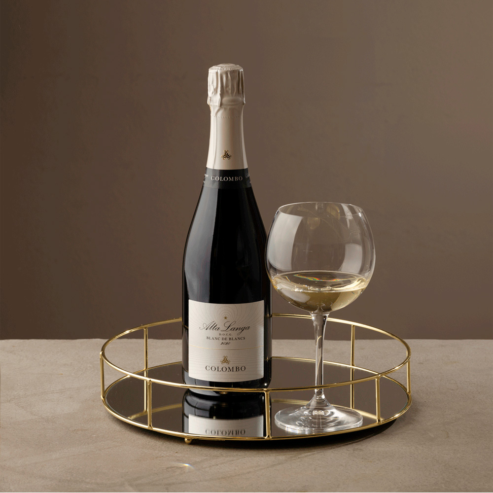 La cantina Colombo è situata tra le colline della Val Bormida, nel cuore della Langa Astigiana, territorio incredibilmente vocato alla produzione di Pinot Nero e Chardonnay, varietà che danno origine agli spumanti Alta Langa DOCG. La famiglia Colombo e l’enologo Riccardo Cotarella collaborano per valorizzare tutte le sfumature che il terreno può offrire, instaurandovi un legame profondo e ottenendo vini che raccontano perfettamente l’identità del territorio.