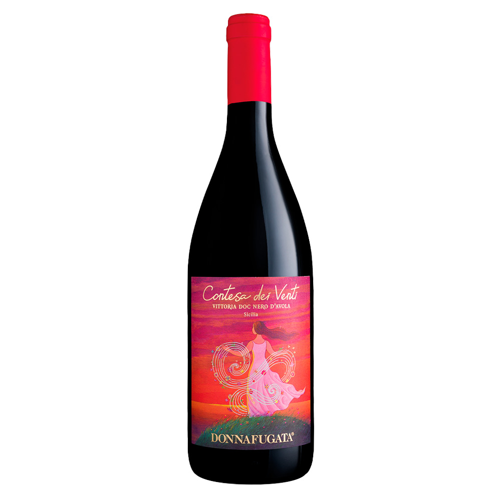 Donnafugata Contesa dei Venti Nero d'Avola Vittoria DOC si presenta di colore rosso rubino. Al naso emerge un bouquet fragrante ricco di note di frutti rossi come ciliegia e lampone, sentori di spezie come salvia e pepe nero e sbuffi balsamici di ginepro. Al palato è fresco, ampio ed armonico, con un piacevole ritorno di note fruttate e un tannino morbido ed avvolgente. Chiude con un finale persistente ed elegante. Contesa dei Venti è un Nero d'Avola proveniente dalla DOC Vittoria, situata nella Sicilia Sud-Occidentale. Si distingue per i sentori floreali e un bouquet fragrante di note fruttate, speziate e balsamiche. Morbido e persistente, risulta essere un vino elegante e dalla personalità avvolgente. L'etichetta, dai colori intensi che ricordano le susine e la lavanda, rappresenta una donna, la Contesa dei Venti, che guarda lontano, lasciandosi accarezzare e giocando dolcemente con il vento. Il nome di questo vino prende spunto dalla piacevole brezza che è sempre presente nel territorio di Vittoria, soffiando tra i grappoli di Nero d'Avola di notte come di giorno. Un vento leggero che nasce dal dialogo tra il mare e i monti Iblei.