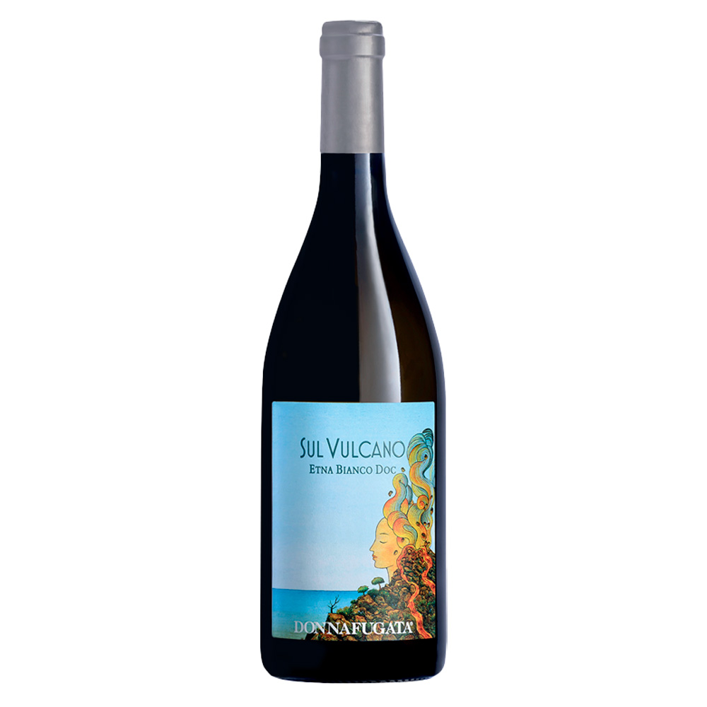 Donnafugata Sul Vulcano Etna Bianco DOC si presenta con un colore giallo paglierino dai riflessi dorati. Al naso offre un elegante bouquet ricco di note minerali, freschi sentori agrumati di mandarino e delicate note terziarie di fieno, conferitegli dal lungo affinamento. Al palato è avvolgente, fresco e sapido, in cui ritroviamo una spiccata mineralità. Un vino bianco che esprime grande finezza e complessità. Chiude con un finale persistente, di lunga durata. Sul Vulcano Etna Bianco di Donnafugata è un vino che svela grande eleganza e complessità, nonché la sua capacità di migliorare col passare degli anni. L'uva utilizzata per la sua produzione è il Carricante, assieme ad altre varietà locali in piccole percentuali, allevate ad un'altitudine tra i 730 e i 750 metri s.l.m. su suoli lavici ricchi di minerali, che conferiscono al vino una forte mineralità tipica del territorio. Le viti sono situate sul versante nord dell'Etna, dove le estati sono fresche e caratterizzate da forti escursioni termiche tra giorno e notte, che favoriscono uno sviluppo ideale dell'uva. L'etichetta d'autore, disegnata dall'artista Stefano Vitale, rappresenta una "dea-vulcano", mentre i suoi colori cangianti richiamano l'Etna, il vulcano attivo più alto d'Europa. Una divinità antica, potente e femminile chiamata "la Montagna", così come gli abitanti del posto definiscono l'Etna. Sul Vulcano è una dichiarazione d'amore, un vino puro, minerale, che fa respirare l'energia di questo luogo unico ed inimitabile, situato al centro del Mediterraneo.