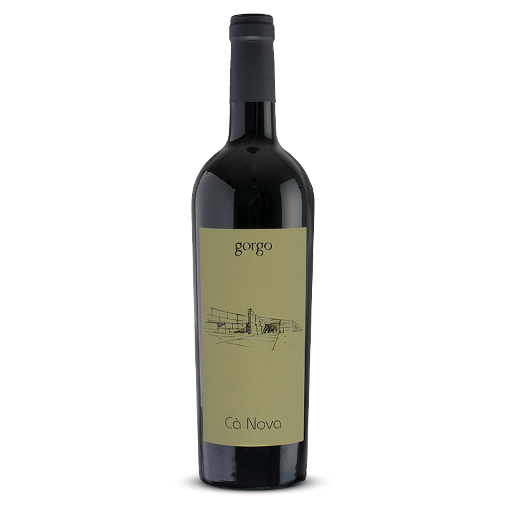 Gorgo Ca' Nova Corvina Verona IGT si presenta con un colore rosso rubino intenso e luminoso. Al naso spiccano profumi fruttati che richiamano ciliegia, mirtilli e prugna, assieme a note speziate di cannella e pepe. Al palato risulta essere morbido, rotondo, potente e sapido, con una bella spalla acida, che denota il terreno morenico. Perfettamente equilibrato, con una struttura tannica ben integrata e di grande bevibilità. Chiude con un finale di buona persistenza, su note fruttate. Ca' Nova, prodotto dalla cantina Gorgo, è ottenuto da uve Corvina in purezza, una varietà autoctona importante e rinomata dell'area veronese. Intenso, elegante e strutturato, dimostra tutto il proprio valore e il legame con il territorio in cui nasce.