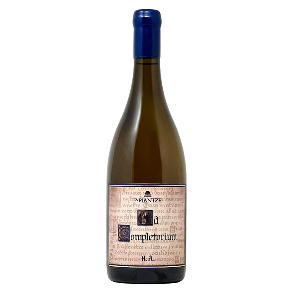 Ad Completorium è un vino bianco più unico che raro, prodotto in sole 250 bottiglie per l'annata 2022. La Plantze si fa custode di questa eredità, un vitigno storico con un grandissimo potenziale di invecchiamento, il Completer, originario del Canton Vallese (Svizzera). Il nome "Completer" deriva da "completorium", ovvero l'ultima preghiera quotidiana dei monaci Benedettini, dopo la quale era concesso loro di bere un bicchiere di questo vino in silenzio, completando quindi la giornata. Affinato per 12 mesi in barrique ed ulteriori 12 in bottiglia, Ad Completorium è un'esperienza unica che rimarrà sicuramente impressa. Ad Completorium si presenta con un colore oro bianco vivace e luminoso. Al naso spiccano sentori invitanti di pera williams, nespola e scorza di cedro. Seguono poi, in seconda battuta, ricordi di vaniglia e di cocco caramellato, chiudendo la crema pasticcera piuttosto lunga. Al palato è perfettamente equilibrato, giocando su note minerali tipiche del terroir valdostano. La freschezza, caratteristica tipica del vitigno, coesiste perfettamente con la rotondità e la beva bilanciata, regalando perfetta armonia con l'aromaticità emersa all'olfatto. Chiude con un finale di ottima persistenza, lasciando una piacevole scia minerale.