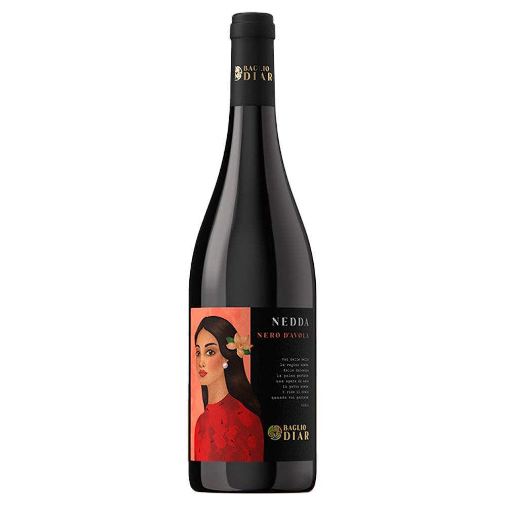 Baglio Diar Nedda Nero d'Avola Sicilia DOC si presenta con un colore rosso rubino vivace e di media intensità. Al naso offre un bouquet intrigante di frutta rossa e amarena, con note di prugna secca e mora, su un elegante sottofondo speziato di vaniglia e chiodi di garofano.Al palato si distingue per la sua eleganza, con tannini levigati ed equilibrati da una piacevole freschezza. Il corpo è medio e il finale di buona persistenza richiama sentori di ciliegia matura, mirtilli, nocciola e cedro. Nedda di Baglio Diar è prodotto da uve Nero d'Avola in purezza, coltivate su terreni argillosi tra Marsala e Salemi, nella Sicilia sud-occidentale. Il clima, caratterizzato da inverni miti ed estati calde, beneficia di significative escursioni termiche tra giorno e notte, esaltando freschezza e intensità aromatica.Un rosso strutturato e persistente, espressione autentica e sincera del Nero d'Avola. Il Nero d'Avola è conosciuto in Sicilia anche come "Calabrese", un'italianizzazione del termine dialettale "Calausisi", dove "Cala" indica l'uva e "Aulisisi" si riferisce alla zona di Avola.