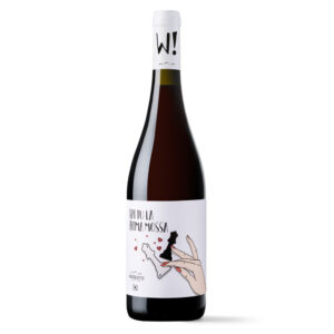 Barsento W'Heart Primitivo Puglia IGT si presenta di colore rosso rubino con riflessi violacei.Al naso è intenso, vinoso e fruttato, con piacevoli sentori di ciliegia e prugna.Al palato abbina una straordinaria freschezza ad un bel tannino. W'Heart - Wine, Heart, Art (Vino, cuore, arte) - W'Heart è il sogno di un vino in cui l'etichetta cambia, sulla base delle vostre emozioni.L'amore, la spensieratezza, la nostalgia, il gioco,... Per il Primitivo sono state realizzate 15 illustrazioni da Claudio Castellana, giovane artista digitale dal tratto semplice ed istintivo, abbinato a giochi di parole che sarete voi di volta in volta ad interpretare, a seconda del vostro stato d'animo. I vini W'Heart! nascono da un progetto di comunicazione innovativo dedicato a tutti i wine lovers, che racchiude una collezione di oltre 60 diverse etichette d'artista per i vini bianco, rosso, rosato, spumante bianco e spumante rosé. Claudio Castellana ha creato una linea di etichette rivolta al mondo dei giovani, al loro modo di comunicare sintetico, diretto e perché no, anche un po’ romantico.L’obiettivo è dare voce ad una generazione a metà strada, né piccola né grande. Trovare uno spazio d’espressione in linea con quello social con cui sono cresciuti: una comunicazione fatta di immagini e brevi testi di impatto forte e chiaro, capace di coinvolgere emotivamente i giovani wine lovers.