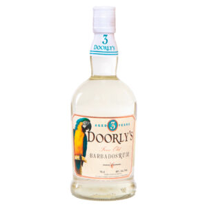 Doorly's Rum Bianco Barbados 3 Anni è un raro esempio di rum bianco invecchiato. Dopo un affinamento di tre anni in botti ex-Bourbon, viene filtrato a carbone per eliminare il colore acquisito, mantenendo comunque la complessità aromatica derivante dall’invecchiamento. Rispetto ai rum bianchi commerciali, Doorly’s 3 Anni offre una maggiore struttura e profondità, grazie alla lavorazione esperta della Foursquare Distillery delle Barbados. Alla vista, si presenta limpido con un leggero riflesso dorato. Al naso, emergono sentori dolci e avvolgenti di ananas, frutti tropicali, vaniglia e cocco, con un accenno di spezie leggere. Al palato, è morbido e cremoso, con una buona rotondità e una struttura ben definita. Il finale è armonico e persistente, richiamando le note fruttate e speziate. Prodotto dalla Foursquare Distillery, una delle distillerie più rinomate delle Barbados, questo rum non contiene zuccheri né coloranti aggiunti. L'invecchiamento dichiarato in etichetta corrisponde all'età effettiva del rum, secondo la trasparente politica aziendale. Con un ottimo rapporto qualità-prezzo, Doorly's 3 Anni è perfetto per preparare cocktail raffinati o per essere gustato liscio.
