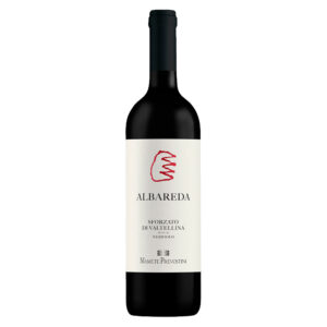Mamete Prevostini Albareda Sforzato di Valtellina DOCG si presenta con un colore rosso granato scuro e consistente. Al naso spicca un bouquet elegante e complesso che ricorda la frutta e i fiori essiccati, su sfondo generosamente speziato in cui risalta l'anice, la liquirizia, erbe alpine e cacao amaro. Al palato risulta di gran corpo, morbido e vellutato, con pronunciate sensazioni che ricordano l'uva appassita e la confettura. I tannini pervadono questo rosso con un perfetto equilibrio tra finezza e sapidità. Chiude con un finale di notevole persistenza, richiamando le note speziate e fruttate. Lo Sforzato di Valtellina Albareda, prodotto dalla cantina Mamete Prevostini, è ottenuto dalle migliori uve Nebbiolo appassite, provenienti dalle sottozone Sassella e Grumello DOCG, situate tra i 350 e i 550 metri di altitudine. Chiamato anche "Sfursàt", questo vino prende il nome dalla pratica antichissima dell'appassimento delle uve sui graticci, concentrando quindi zuccheri, aromi e sapori ed esaltando le caratteristiche uniche del territorio valtellinese.