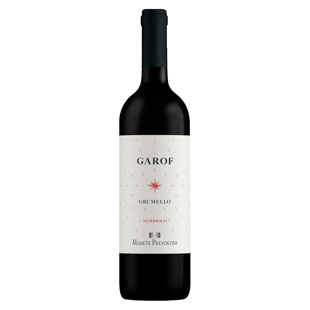 Mamete Prevostini Garof Grumello Valtellina Superiore DOCG si presenta con un colore rosso rubino scarico e luminoso. Al naso spicca un bouquet fragrante che ricorda la frutta rossa matura, accompagnata da sottili ricordi di frutta secca e sfumature legnose. Al palato è vellutato, armonico e fresco, con tannini ben accentuati e una grande struttura, controbilanciato dalla piacevole freschezza.Chiude con un finale lungo e persistente. Il Grumello di Valtellina Garof, prodotto dalla cantina Mamete Prevostini, è ottenuto dalle migliori uve Nebbiolo (o Chiavennasca), un'interpretazione personale di Mamete Prevostini di questo interessante angolo di territorio valtellinese. Il nome deriva dal dialetto locale: i muretti a secco che sorreggono i terrazzamenti vitati vengono chiamati "Garof". Sull'etichetta viene invece riportato il simbolo che rappresenta la pluralità dei vigneti da cui provengono le uve di questo vino. Negli anni si è dimostrato un grande Grumello di Valtellina, che saprà sorprendere anche dopo diversi anni di invecchiamento. Prodotto in 9000 bottiglie per l'annata 2021.