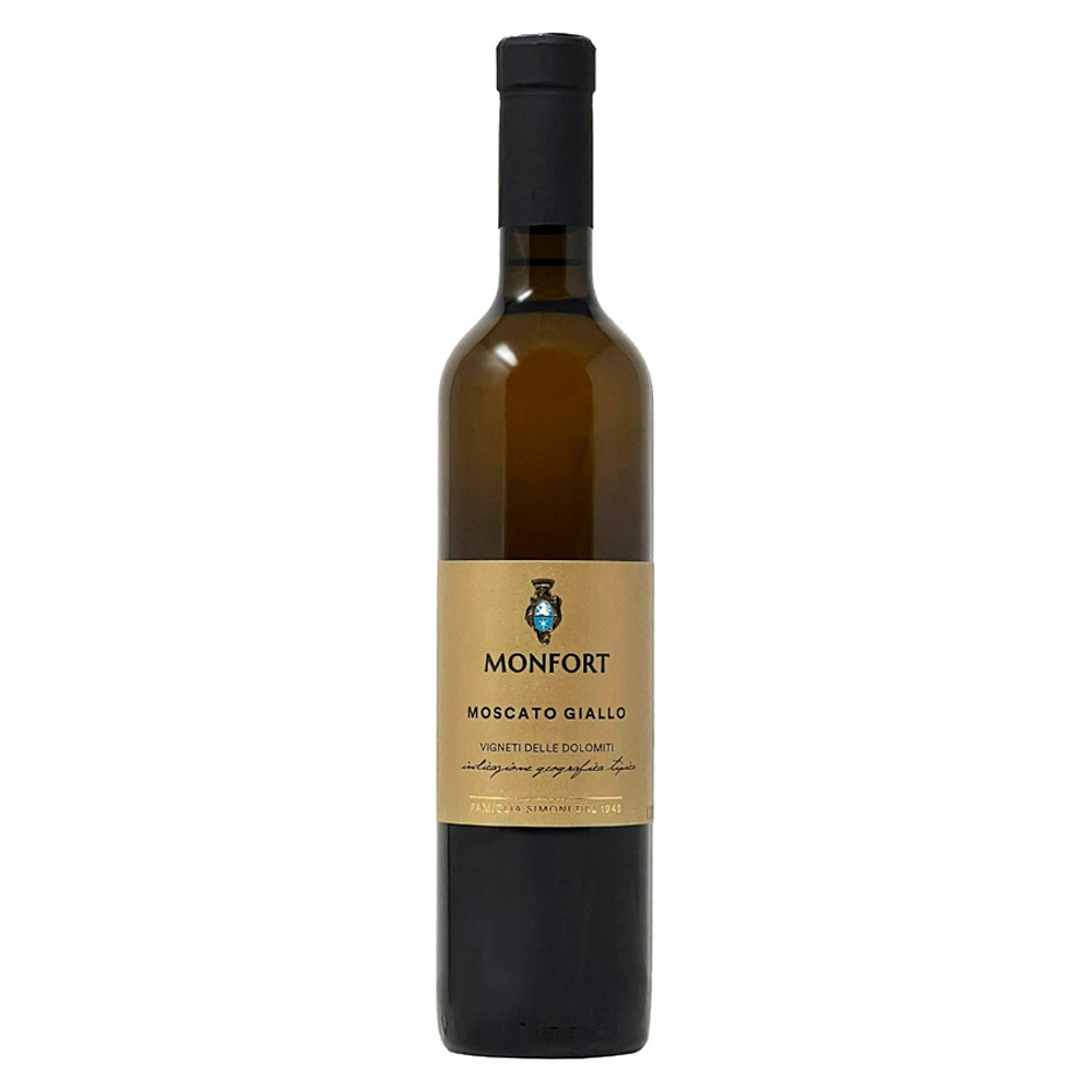 Il Moscato Giallo Passito Vigneti delle Dolomiti IGT di Monfort si presenta con un intenso e luminoso giallo dorato. Al naso spicca un profilo aromatico ricco e avvolgente, con note di frutta esotica, rosa, frutta secca e un elegante sottofondo speziato di noce moscata. Al palato è morbido e di buon corpo, con una dolcezza moderata bilanciata da una vivace freschezza. L’intensa aromaticità e le sfumature fruttate rendono il sorso intrigante, chiudendo con un finale di buona persistenza. Le uve di Moscato Giallo, lasciate appassire fino a marzo, concentrano naturalmente zuccheri e aromi prima di essere delicatamente pressate con un torchio verticale. La fermentazione avviene in acciaio e, in alcune annate, anche in legno. Perfetto a fine pasto, è ideale in abbinamento ai dessert, grazie alla sua dolcezza raffinata e delicata.