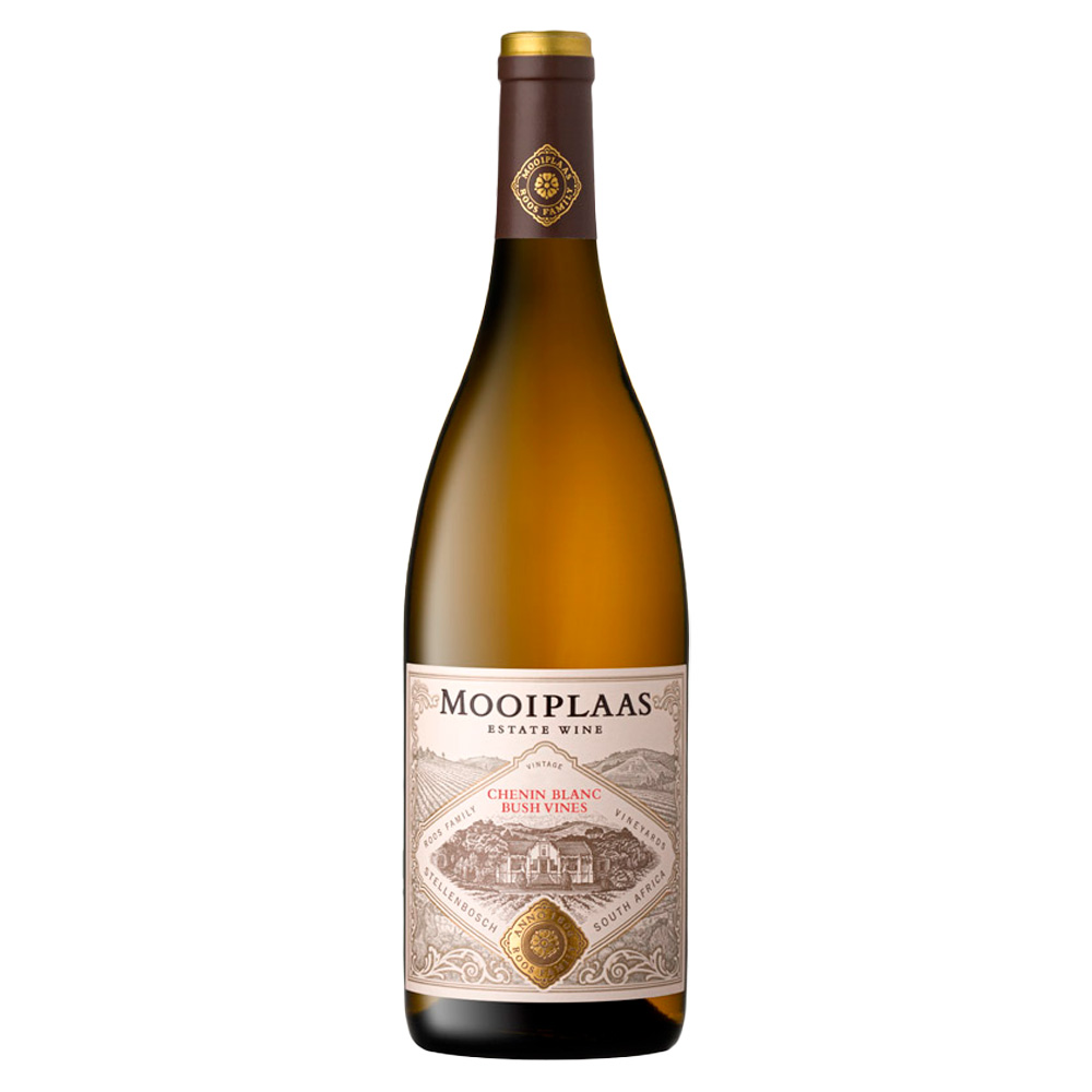 Lo Chenin Blanc Stellenbosch Mooiplaas si presenta con un colore giallo paglierino chiaro e luminoso. Al naso emergono intensi sentori tropicali, seguiti da note intriganti di mela cotogna, mela golden, litchi, mango e melone. Al palato si distingue per il perfetto equilibrio e l’elevata mineralità, accompagnata da un buon corpo. Le sensazioni gustative, già piacevoli e avvolgenti, si arricchiranno ulteriormente con il tempo, evolvendo durante gli anni di affinamento. Questo Chenin Blanc è ottenuto da uve provenienti dal cru Houmed, un piccolo vigneto di soli 2 ettari piantato nel 1972 da Nicolaas Roos. Situato a 280 metri sul livello del mare, il vigneto si affaccia su False Bay, godendo di una costante brezza marina che contribuisce a mantenere freschezza e complessità nel vino. Originario della Valle della Loira, in Francia, lo Chenin Blanc si distingue per l’elevata acidità, una caratteristica che lo rende ideale per la produzione sia di vini passiti che di bianchi fermi di grande intensità e struttura. Tuttavia, è in Sudafrica che ha trovato la sua massima espressione, diventando la varietà a bacca bianca più coltivata del paese. Qui è apprezzato non solo per la sua adattabilità ai climi caldi e la sua produttività, ma anche per il profilo aromatico marcatamente tropicale, che lo distingue nettamente dalle versioni della Loira.
