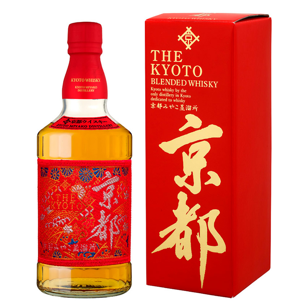 Aka-Obi Red Belt, prodotto dalla Kyoto Miyako Distillery, è un whisky giapponese blended malt & grain, realizzato con cereali 100% giapponesi nel rispetto della tradizione nipponica. Si distingue per il carattere fruttato e l’immediata piacevolezza. Alla vista si presenta con un colore ambrato chiaro e luminoso. Al naso sprigiona sentori dolci di vaniglia, mallo di noce, frutta secca e cereali. Al palato il malto emerge con eleganza, mentre le note morbide dei grain whisky rilasciano sfumature vanigliate. Affinato in botti di Virgin American Oak, questo whisky unisce raffinatezza e armonia. La sua etichetta, in pregiato tessuto giapponese ricamato, riflette l’artigianalità e l’eleganza della cultura giapponese.