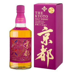 Murasaki-Obi Purple Belt, prodotto dalla Kyoto Miyako Distillery, è un whisky giapponese realizzato esclusivamente con malti di diverso stile, sapientemente miscelati grazie all’uso creativo dei due alambicchi pot still. Alla vista si presenta con un colore ambrato chiaro e luminoso. Al naso offre delicate note salmastre, sentori medicinali e un leggero accenno di fumo. Al palato sorprende per la sua finezza, ottenuta grazie all’impiego dell’alambicco bulge e agli impianti di distillazione, che eliminano impurità e componenti oleose, esaltando invece le sfumature fruttate e floreali. Affinato in botti di Virgin American Oak, questo whisky coniuga raffinatezza ed equilibrio. L’etichetta, realizzata in pregiato tessuto giapponese ricamato, esprime l’eleganza e la tradizione artigianale nipponica.