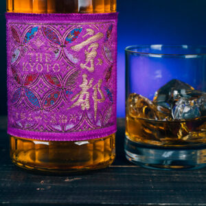 Murasaki-Obi Purple Belt, prodotto dalla Kyoto Miyako Distillery, è un whisky giapponese realizzato esclusivamente con malti di diverso stile, sapientemente miscelati grazie all’uso creativo dei due alambicchi pot still. Alla vista si presenta con un colore ambrato chiaro e luminoso. Al naso offre delicate note salmastre, sentori medicinali e un leggero accenno di fumo. Al palato sorprende per la sua finezza, ottenuta grazie all’impiego dell’alambicco bulge e agli impianti di distillazione, che eliminano impurità e componenti oleose, esaltando invece le sfumature fruttate e floreali. Affinato in botti di Virgin American Oak, questo whisky coniuga raffinatezza ed equilibrio. L’etichetta, realizzata in pregiato tessuto giapponese ricamato, esprime l’eleganza e la tradizione artigianale nipponica.
