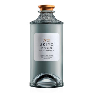Ukiyo Japanese Rice Vodka nasce in Giappone da una base di riso ed è distillata tre volte in tradizionali alambicchi pot-still. Questo processo conferisce al distillato una pulizia eccezionale, un sapore liscio e una delicata aromaticità floreale. Come lo shōchū giapponese o il sake, la vodka Ukiyo è perfetta da gustare da sola o in abbinamento a piatti della cucina giapponese. Si presenta cristallina, con un bouquet pulito ed elegante, caratterizzato da note dolciastre e floreali. Al palato è morbida e piacevole, con richiami continui di viola e agrumi. Il finale è lungo, di ottima persistenza, lasciando una sensazione di freschezza e delicatezza.