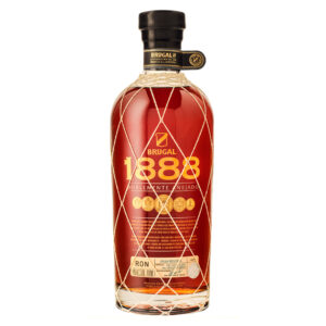 Brugal 1888 è un rum premium della Repubblica Dominicana, espressione dell’antica tradizione della famiglia Brugal. Nasce da un doppio processo di invecchiamento: 8 anni in botti di rovere bianco americano ex bourbon, seguiti da 6 anni in botti di rovere rosso europeo ex sherry Oloroso. Tutto il processo si svolge interamente nelle storiche cantine di Puerto Plata. Alla vista si presenta con un intenso colore ambrato, impreziosito da riflessi rubino. Al naso si apre con note eleganti di albicocca secca, datteri e confettura di fichi. Seguono sentori tostati di nocciola e mandorla, arricchiti da dolci sfumature di miele di castagno e spezie.Il palato è morbido, rotondo e complesso. Le prime sensazioni ricordano il cioccolato fondente e il caffè, per poi lasciare spazio a note di scorza d’arancia candita, cuoio e tabacco. Ogni sorso regala una nuova sfumatura, in un perfetto equilibrio tra dolcezza, tostatura e speziatura.Il finale è lungo, persistente ed elegante, con ritorni di miele, frutta secca e leggere note affumicate. Realizzato interamente con canna da zucchero dominicana, lavorata entro 24 ore dalla raccolta, Brugal 1888 riflette la maestria di una famiglia giunta alla quinta generazione. Ogni bottiglia è curata nei minimi dettagli, sigillata a mano con ceralacca.