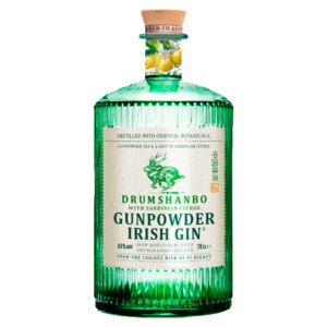 Drumshanbo Gunpowder Sardinian Citrus è un gin irlandese artigianale, distillato lentamente in tradizionali alambicchi di rame. Nasce dall’incontro tra la curiosità del suo creatore, PJ Rigney, e la Sardegna, in particolare la cittadina di Siniscola, dove ha scoperto un agrume unico chiamato "sa pompia". Rispetto al classico Gunpowder, mantiene l’equilibrio tra le note speziate e agrumate, ma si distingue per una freschezza ancora più vivace e una spiccata acidità donata proprio da questo raro frutto sardo.La sa pompia, infatti, è un agrume autoctono della Baronia, grande e irregolare, con buccia spessa e polpa molto acida. Non viene consumata fresca, ma trova impiego in dolci, liquori e rimedi naturali. Oggi è Presidio Slow Food e simbolo della biodiversità sarda. Alla vista si presenta limpido e cristallino. Al naso sprigiona una vivace esplosione agrumata, accompagnata da fiori di limone, biancospino e una piacevole nota mentolata.Al palato è delicato ma deciso, morbido, caldo e rinfrescante, con un fondo minerale che ne completa l’eleganza. Il Gin Gunpowder nasce dall’estro di PJ Rigney, fondatore della Shed Distillery. Esploratore curioso e instancabile, PJ ha viaggiato per anni tra Cina, Cambogia, India, Macedonia, Marocco e Germania, fino a stabilirsi nella selvaggia e incontaminata Drumshanbo, nella contea di Leitrim, sulle rive del Lough Allen. È qui che ha dato vita alla sua distilleria, unendo botaniche orientali e irlandesi con metodi di distillazione tradizionali e artigianali.