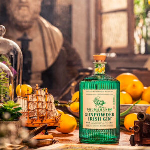 Drumshanbo Gunpowder Sardinian Citrus è un gin irlandese artigianale, distillato lentamente in tradizionali alambicchi di rame. Nasce dall’incontro tra la curiosità del suo creatore, PJ Rigney, e la Sardegna, in particolare la cittadina di Siniscola, dove ha scoperto un agrume unico chiamato "sa pompia". Rispetto al classico Gunpowder, mantiene l’equilibrio tra le note speziate e agrumate, ma si distingue per una freschezza ancora più vivace e una spiccata acidità donata proprio da questo raro frutto sardo.La sa pompia, infatti, è un agrume autoctono della Baronia, grande e irregolare, con buccia spessa e polpa molto acida. Non viene consumata fresca, ma trova impiego in dolci, liquori e rimedi naturali. Oggi è Presidio Slow Food e simbolo della biodiversità sarda. Alla vista si presenta limpido e cristallino. Al naso sprigiona una vivace esplosione agrumata, accompagnata da fiori di limone, biancospino e una piacevole nota mentolata.Al palato è delicato ma deciso, morbido, caldo e rinfrescante, con un fondo minerale che ne completa l’eleganza. Il Gin Gunpowder nasce dall’estro di PJ Rigney, fondatore della Shed Distillery. Esploratore curioso e instancabile, PJ ha viaggiato per anni tra Cina, Cambogia, India, Macedonia, Marocco e Germania, fino a stabilirsi nella selvaggia e incontaminata Drumshanbo, nella contea di Leitrim, sulle rive del Lough Allen. È qui che ha dato vita alla sua distilleria, unendo botaniche orientali e irlandesi con metodi di distillazione tradizionali e artigianali.