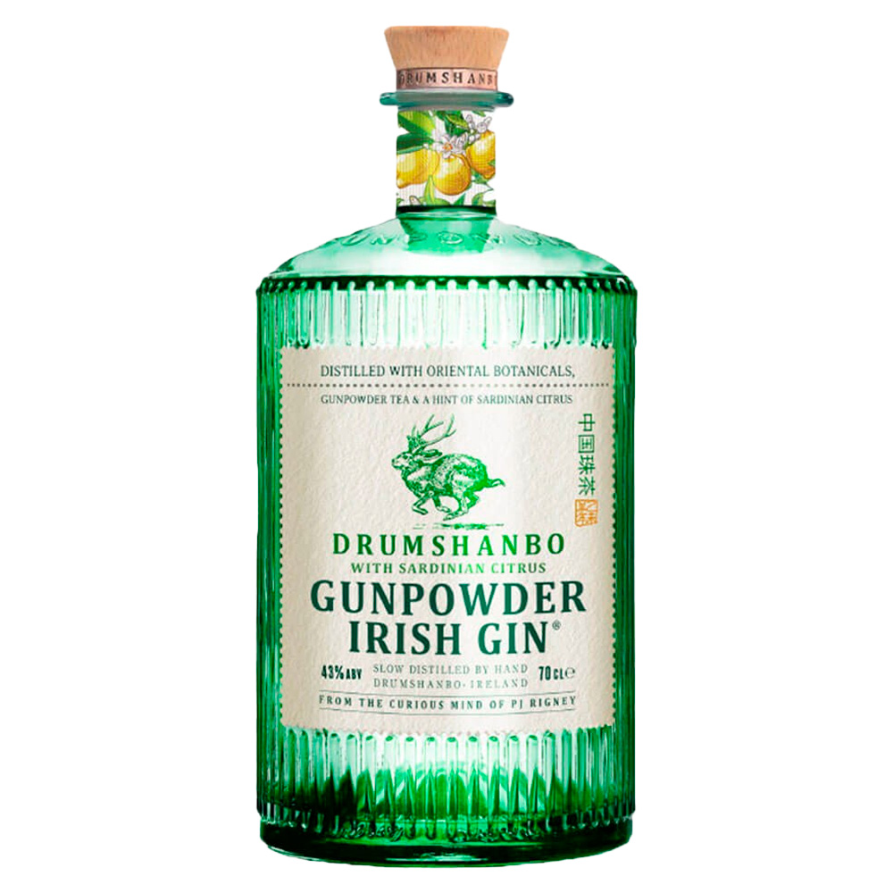 Drumshanbo Gunpowder Sardinian Citrus è un gin irlandese artigianale, distillato lentamente in tradizionali alambicchi di rame. Nasce dall’incontro tra la curiosità del suo creatore, PJ Rigney, e la Sardegna, in particolare la cittadina di Siniscola, dove ha scoperto un agrume unico chiamato "sa pompia". Rispetto al classico Gunpowder, mantiene l’equilibrio tra le note speziate e agrumate, ma si distingue per una freschezza ancora più vivace e una spiccata acidità donata proprio da questo raro frutto sardo.La sa pompia, infatti, è un agrume autoctono della Baronia, grande e irregolare, con buccia spessa e polpa molto acida. Non viene consumata fresca, ma trova impiego in dolci, liquori e rimedi naturali. Oggi è Presidio Slow Food e simbolo della biodiversità sarda. Alla vista si presenta limpido e cristallino. Al naso sprigiona una vivace esplosione agrumata, accompagnata da fiori di limone, biancospino e una piacevole nota mentolata.Al palato è delicato ma deciso, morbido, caldo e rinfrescante, con un fondo minerale che ne completa l’eleganza. Il Gin Gunpowder nasce dall’estro di PJ Rigney, fondatore della Shed Distillery. Esploratore curioso e instancabile, PJ ha viaggiato per anni tra Cina, Cambogia, India, Macedonia, Marocco e Germania, fino a stabilirsi nella selvaggia e incontaminata Drumshanbo, nella contea di Leitrim, sulle rive del Lough Allen. È qui che ha dato vita alla sua distilleria, unendo botaniche orientali e irlandesi con metodi di distillazione tradizionali e artigianali.