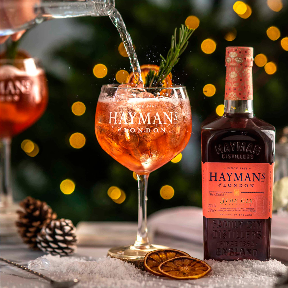 Hayman’s of London Sloe Gin si distingue per il suo intenso colore rosso rubino e un profilo aromatico ricco e avvolgente. Al naso è fruttato, con piacevoli sentori di prugnole, nocciole e mandorle. Al palato è morbido e corposo, con note dominanti di prugna dolce e un tocco di ginepro, che accompagnano una bevuta elegante e persistente. Il segreto di un autentico English Sloe Gin è il tempo. Da oltre 150 anni, la famiglia Hayman dedica con cura tre mesi all’anno alla creazione di questo liquore tradizionale, seguendo una storica ricetta del XIX secolo. Ogni autunno, dopo le prime gelate, le prugnole selvatiche vengono raccolte a mano e lasciate in infusione nel gin per diversi mesi. Solo alla fine viene aggiunto zucchero naturale, per bilanciare l’acidità e conferire armonia al gusto. Prodotto in Inghilterra dalla quinta generazione della famiglia Hayman, lo Sloe Gin rappresenta un classico digestivo invernale della tradizione britannica, amato fin dal XIX secolo per i suoi sapori intensi e avvolgenti.