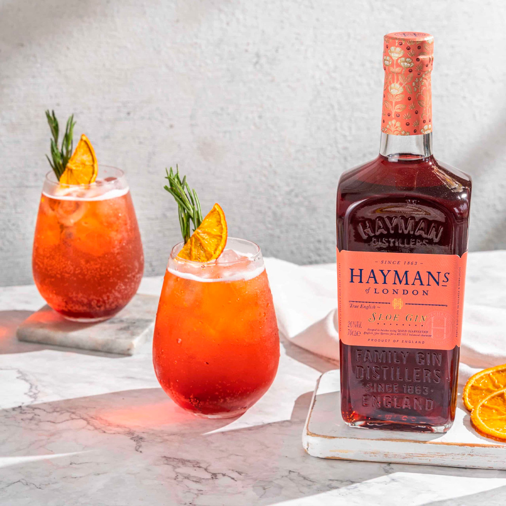 Hayman’s of London Sloe Gin si distingue per il suo intenso colore rosso rubino e un profilo aromatico ricco e avvolgente. Al naso è fruttato, con piacevoli sentori di prugnole, nocciole e mandorle. Al palato è morbido e corposo, con note dominanti di prugna dolce e un tocco di ginepro, che accompagnano una bevuta elegante e persistente. Il segreto di un autentico English Sloe Gin è il tempo. Da oltre 150 anni, la famiglia Hayman dedica con cura tre mesi all’anno alla creazione di questo liquore tradizionale, seguendo una storica ricetta del XIX secolo. Ogni autunno, dopo le prime gelate, le prugnole selvatiche vengono raccolte a mano e lasciate in infusione nel gin per diversi mesi. Solo alla fine viene aggiunto zucchero naturale, per bilanciare l’acidità e conferire armonia al gusto. Prodotto in Inghilterra dalla quinta generazione della famiglia Hayman, lo Sloe Gin rappresenta un classico digestivo invernale della tradizione britannica, amato fin dal XIX secolo per i suoi sapori intensi e avvolgenti.