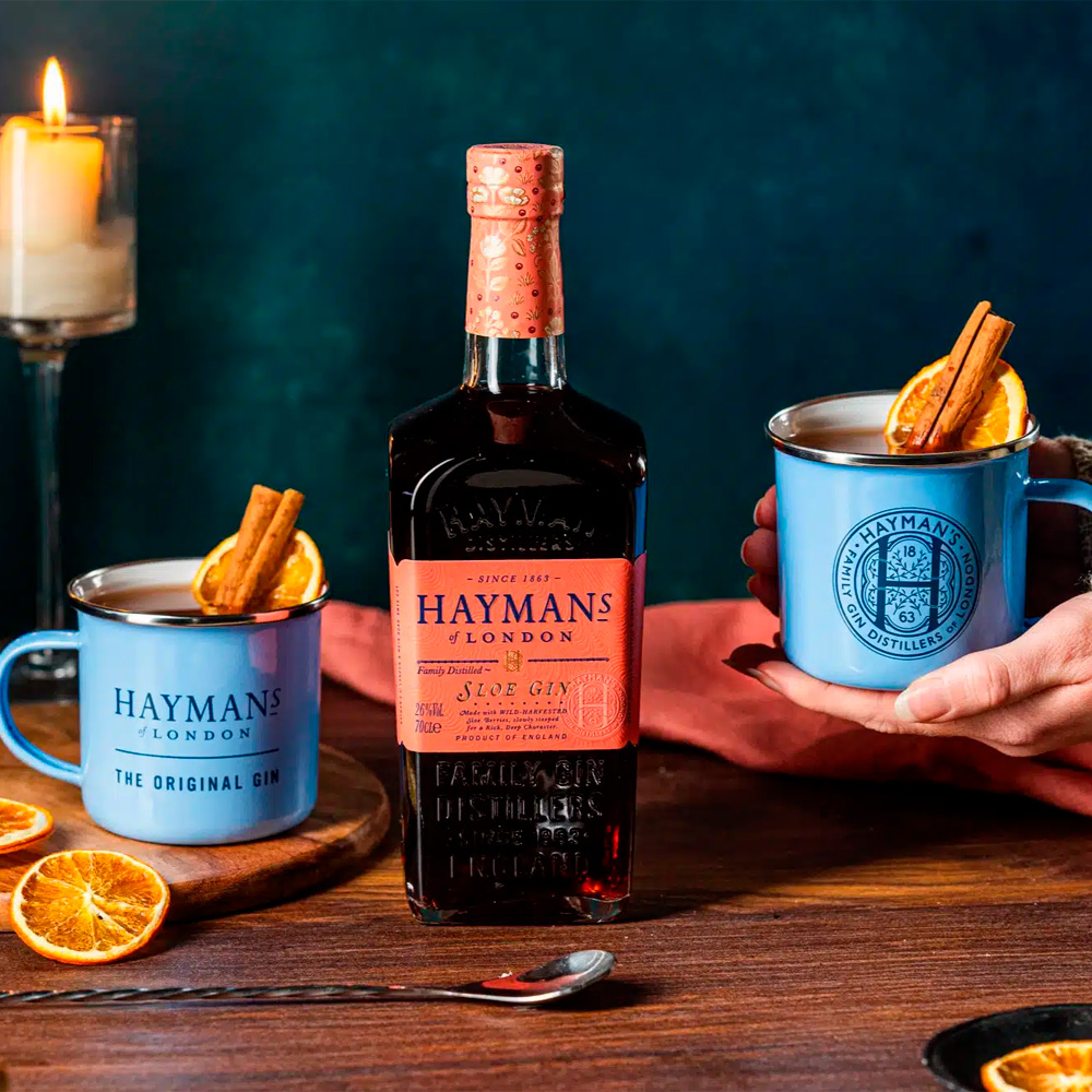 Hayman’s of London Sloe Gin si distingue per il suo intenso colore rosso rubino e un profilo aromatico ricco e avvolgente. Al naso è fruttato, con piacevoli sentori di prugnole, nocciole e mandorle. Al palato è morbido e corposo, con note dominanti di prugna dolce e un tocco di ginepro, che accompagnano una bevuta elegante e persistente. Il segreto di un autentico English Sloe Gin è il tempo. Da oltre 150 anni, la famiglia Hayman dedica con cura tre mesi all’anno alla creazione di questo liquore tradizionale, seguendo una storica ricetta del XIX secolo. Ogni autunno, dopo le prime gelate, le prugnole selvatiche vengono raccolte a mano e lasciate in infusione nel gin per diversi mesi. Solo alla fine viene aggiunto zucchero naturale, per bilanciare l’acidità e conferire armonia al gusto. Prodotto in Inghilterra dalla quinta generazione della famiglia Hayman, lo Sloe Gin rappresenta un classico digestivo invernale della tradizione britannica, amato fin dal XIX secolo per i suoi sapori intensi e avvolgenti.