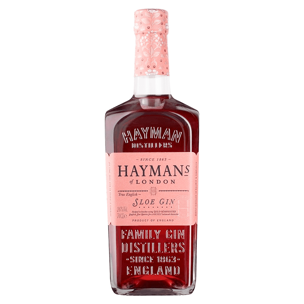 Hayman’s of London Sloe Gin si distingue per il suo intenso colore rosso rubino e un profilo aromatico ricco e avvolgente. Al naso è fruttato, con piacevoli sentori di prugnole, nocciole e mandorle. Al palato è morbido e corposo, con note dominanti di prugna dolce e un tocco di ginepro, che accompagnano una bevuta elegante e persistente. Il segreto di un autentico English Sloe Gin è il tempo. Da oltre 150 anni, la famiglia Hayman dedica con cura tre mesi all’anno alla creazione di questo liquore tradizionale, seguendo una storica ricetta del XIX secolo. Ogni autunno, dopo le prime gelate, le prugnole selvatiche vengono raccolte a mano e lasciate in infusione nel gin per diversi mesi. Solo alla fine viene aggiunto zucchero naturale, per bilanciare l’acidità e conferire armonia al gusto. Prodotto in Inghilterra dalla quinta generazione della famiglia Hayman, lo Sloe Gin rappresenta un classico digestivo invernale della tradizione britannica, amato fin dal XIX secolo per i suoi sapori intensi e avvolgenti.
