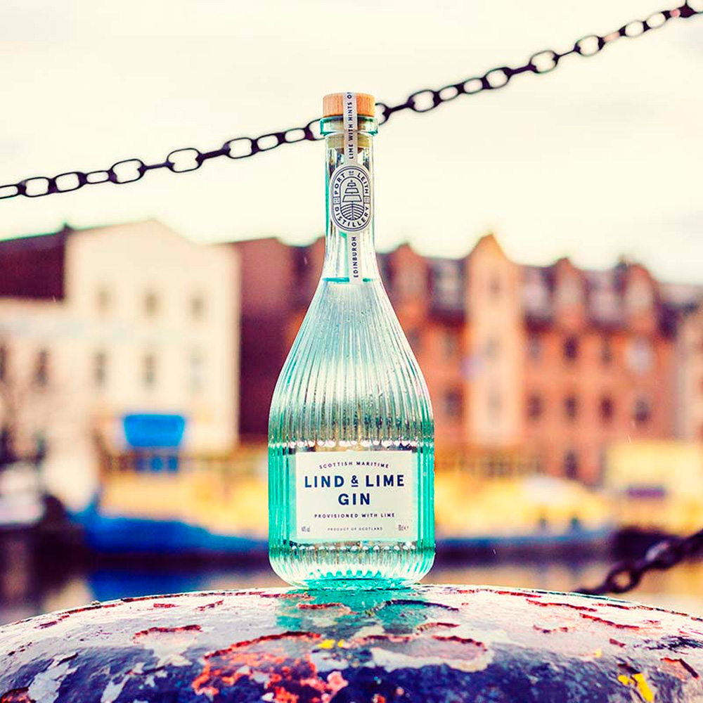 Lind & Lime è un London Dry Gin biologico, prodotto a Edimburgo nel cuore dello storico distretto di Leith. Si distingue per la sua eleganza semplice e la perfetta armonia tra le botaniche: ginepro al centro, lime fresco e pepe rosa in equilibrio ideale. Alla vista è cristallino. Al naso regala note luminose di agrumi, con lime e scorza d’arancia in primo piano, seguite da ginepro e delicate spezie. Al palato è secco e vivace: le note agrumate dominano l’ingresso, poi emergono coriandolo, pepe cubebe e un tocco floreale, sostenuti da una base di ginepro pulita e persistente. Il finale è lungo, con richiami di lime, arancia di Siviglia e spezie leggere. Realizzato con ingredienti 100% biologici e distillato con energia rinnovabile, Lind & Lime è un gin moderno e sostenibile, perfetto per un Gin Tonic agrumato e rinfrescante.