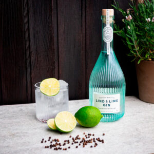Lind & Lime è un London Dry Gin biologico, prodotto a Edimburgo nel cuore dello storico distretto di Leith. Si distingue per la sua eleganza semplice e la perfetta armonia tra le botaniche: ginepro al centro, lime fresco e pepe rosa in equilibrio ideale. Alla vista è cristallino. Al naso regala note luminose di agrumi, con lime e scorza d’arancia in primo piano, seguite da ginepro e delicate spezie. Al palato è secco e vivace: le note agrumate dominano l’ingresso, poi emergono coriandolo, pepe cubebe e un tocco floreale, sostenuti da una base di ginepro pulita e persistente. Il finale è lungo, con richiami di lime, arancia di Siviglia e spezie leggere. Realizzato con ingredienti 100% biologici e distillato con energia rinnovabile, Lind & Lime è un gin moderno e sostenibile, perfetto per un Gin Tonic agrumato e rinfrescante.