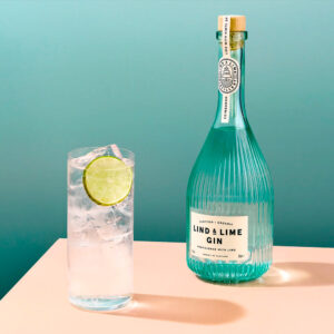 Lind & Lime è un London Dry Gin biologico, prodotto a Edimburgo nel cuore dello storico distretto di Leith. Si distingue per la sua eleganza semplice e la perfetta armonia tra le botaniche: ginepro al centro, lime fresco e pepe rosa in equilibrio ideale. Alla vista è cristallino. Al naso regala note luminose di agrumi, con lime e scorza d’arancia in primo piano, seguite da ginepro e delicate spezie. Al palato è secco e vivace: le note agrumate dominano l’ingresso, poi emergono coriandolo, pepe cubebe e un tocco floreale, sostenuti da una base di ginepro pulita e persistente. Il finale è lungo, con richiami di lime, arancia di Siviglia e spezie leggere. Realizzato con ingredienti 100% biologici e distillato con energia rinnovabile, Lind & Lime è un gin moderno e sostenibile, perfetto per un Gin Tonic agrumato e rinfrescante.
