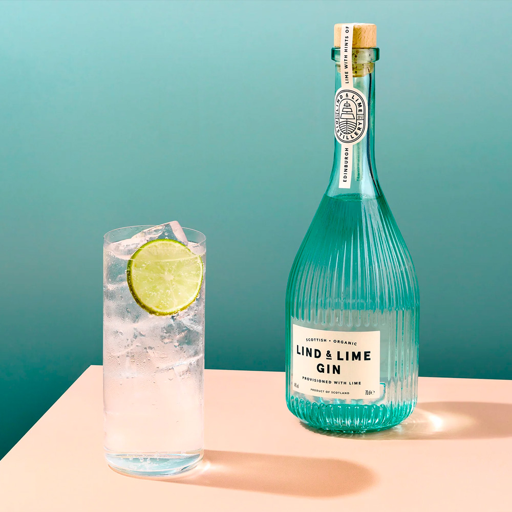 Lind & Lime è un London Dry Gin biologico, prodotto a Edimburgo nel cuore dello storico distretto di Leith. Si distingue per la sua eleganza semplice e la perfetta armonia tra le botaniche: ginepro al centro, lime fresco e pepe rosa in equilibrio ideale. Alla vista è cristallino. Al naso regala note luminose di agrumi, con lime e scorza d’arancia in primo piano, seguite da ginepro e delicate spezie. Al palato è secco e vivace: le note agrumate dominano l’ingresso, poi emergono coriandolo, pepe cubebe e un tocco floreale, sostenuti da una base di ginepro pulita e persistente. Il finale è lungo, con richiami di lime, arancia di Siviglia e spezie leggere. Realizzato con ingredienti 100% biologici e distillato con energia rinnovabile, Lind & Lime è un gin moderno e sostenibile, perfetto per un Gin Tonic agrumato e rinfrescante.
