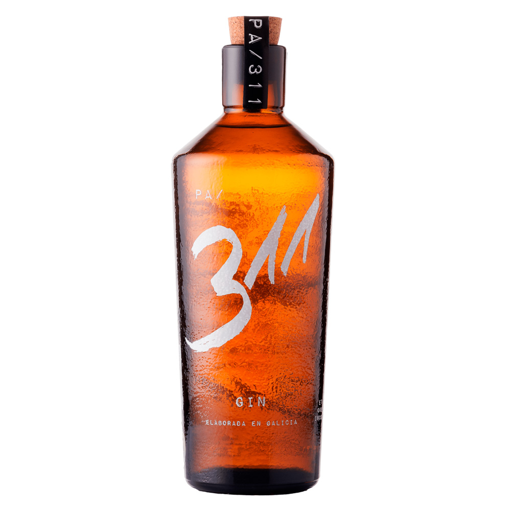 Il Gin P.A./311 nasce dal sogno e dall'esperienza di Pepe Albela, terza generazione di distillatori galiziani. Dopo oltre 25 anni di lavoro tra alambicchi e botaniche, Albela ha realizzato un gin che riflette la sua passione e dedizione. Dal 2004 ha assunto la guida dell'azienda di famiglia, portandola a nuovi successi, tra cui la creazione, nel 2012, del celebre Gin Nordés — oggi distribuito dal gruppo Osborne — in collaborazione con l’enologo Juan Luis Méndez e Xoán Cannas, vincitore del Golden Nose 2004 e comproprietario del ristorante stellato Pepe Vieira. Albela ha inoltre firmato altri progetti importanti come il vermouth Nordesía, il rum Burla Negra e il gin Dr. Zas. Il nome "PA/311" deriva dalle sue iniziali e dal numero di prove — ben 311 — necessarie per raggiungere la formula definitiva. Il gin è prodotto artigianalmente in Galizia, in una distilleria costruita accanto a un giardino botanico che raccoglie la maggior parte delle piante utilizzate nella distillazione. Lanciato a dicembre 2023, ha già ottenuto un'ottima accoglienza grazie al suo carattere distintivo e autentico. Pepe Albela PA/311 è un gin fresco e complesso, dominato da note agrumate e aromatiche grazie alla presenza di verbena odorosa, menta, salvia e uve Albariño parzialmente disidratate. La macerazione di queste uve contribuisce a donare al distillato una rotondità e una componente fruttata che lo rendono estremamente piacevole sia in purezza che in miscelazione. Alla vista si presenta cristallino. Al naso offre sentori freschi e vivaci di erbe aromatiche e agrumi, con un sottofondo fruttato delicato. Al palato risulta armonioso e vellutato, con un finale persistente che richiama il carattere fruttato dell’uva Albariño.