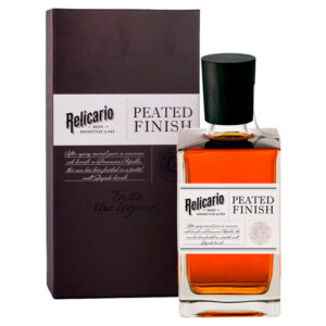 Relicario Peated Finish è un rum esclusivo che nasce dalla base del Relicario Superior, un rum dominicano ottenuto dalla combinazione di due distillati invecchiati rispettivamente 5 e 10 anni. Questo rum viene sottoposto a un ulteriore invecchiamento di sei mesi in botti di rovere americano da 250 litri, precedentemente utilizzate per contenere Whisky Torbato Single Malt. Le botti, provenienti dallo Speyside (Highlands della Scozia), sono impregnate dai tipici sentori dei whisky torbati, che vengono trasmessi al rum durante il periodo di maturazione, creando un risultato sorprendente.Il carattere torbato di questo rum affumicato è evidente nel finale, dove si sviluppano sentori erbacei e affumicati, tipici della torba. L’aroma iniziale è una fusione perfetta dei tipici aromi dolci dei migliori rum dominicani invecchiati, come zucchero, vaniglia e melassa, che si combinano armoniosamente con le sfumature affumicate della torba e note di malto e frutta secca, derivanti dall’invecchiamento in botti di whisky torbato. Al palato, Relicario Peated Finish si presenta come un rum robusto e persistente, con un retrogusto affumicato che gli conferisce un carattere speciale. La sensazione alla deglutizione è profonda, grazie alla perfetta armonia tra le note calde del rum invecchiato e le caratteristiche affumicate della torba, che conferiscono una complessità aromatica appagante. Racchiuso nella caratteristica bottiglia di Relicario, con tappo in legno nero e l’etichetta bianca su carta pregiata, Relicario Peated Finish è un rum che si distingue per la sua raffinatezza e unicità, impreziosito da un astuccio nero con dettagli argento.