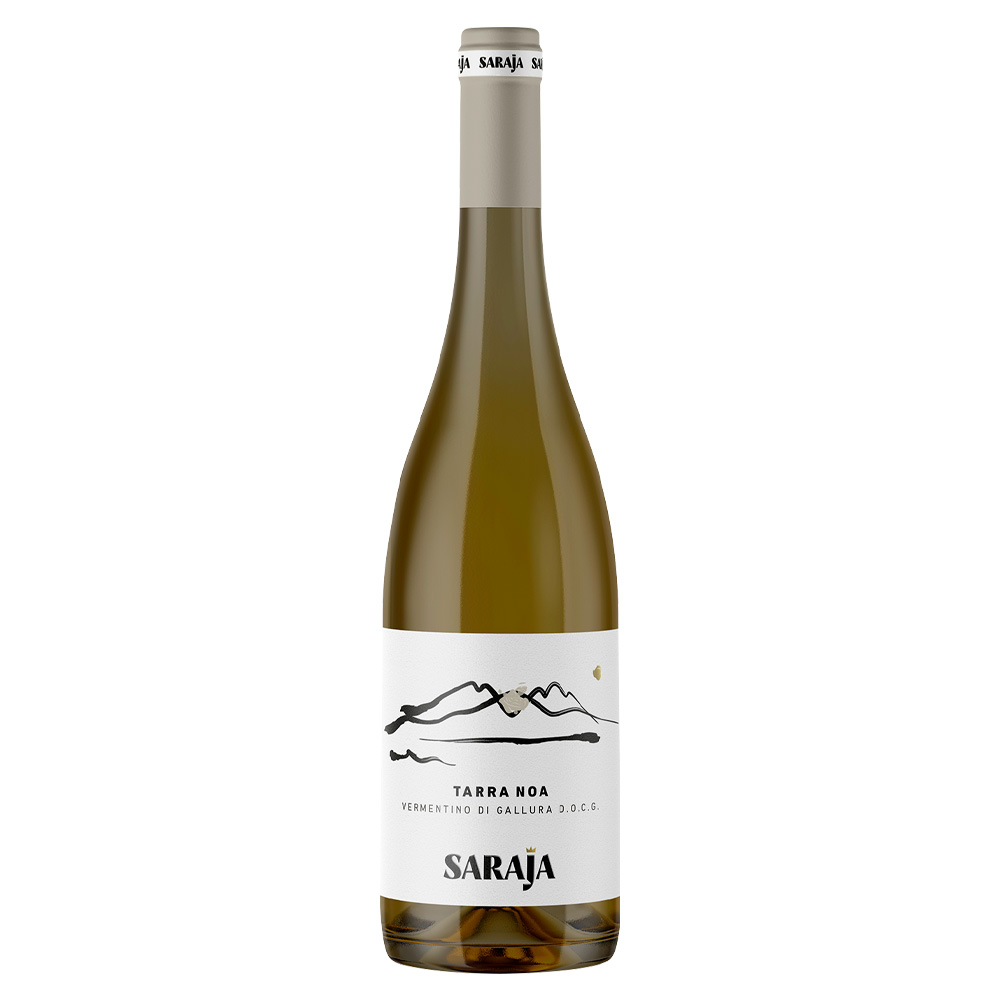 Saraja Tarra Noa Vermentino di Gallura DOCG si presenta con un colore giallo paglierino di media intensità con riflessi dorati, si apre al naso con profumi tropicali e note floreali, per poi evolvere verso sentori di erbe selvatiche, mirto e delicati cenni iodati. Al palato è ampio e fresco, con una piacevole sapidità e un finale di buona persistenza, che richiama armoniosamente le sensazioni percepite all’olfatto. Vinificato esclusivamente in acciaio, il Vermentino di Gallura Tarra Noa racchiude l’essenza del suo territorio: macchia mediterranea, brezza marina e una vibrante impronta minerale. Gallurese, sapido, verticale e longevo, è un’autentica espressione della Sardegna.